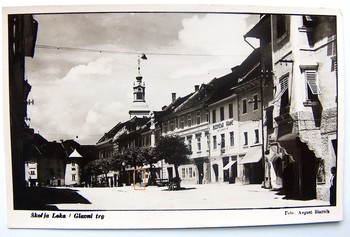 Bencinska črpalka pred Deisingerjevo trgovino, p. d. pri Sorž , pred letom 1940. Fototeka Loškega muzeja Škofja Loka