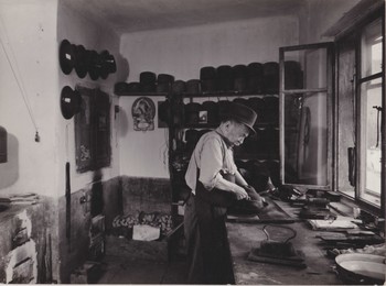 Klobučarski mojster Jernej Tavčar (1882–1967) v svoji delavnici na Cankarjevem trgu, po domače Piškovc, 1956 <em>Foto: Tone Mlakar, hrani Loški muzej Škofja Loka</em>