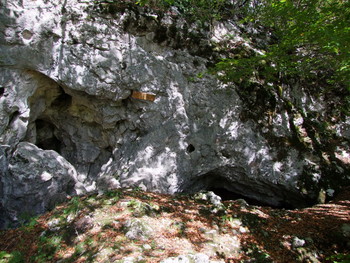 Vhod v Lubniško jamo (levo) in v jamo Kevderc (desno)