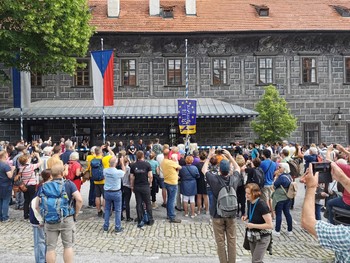 Izobešanje zastave Europassiona na glavnem trgu v Češkem Krumlovu <em>Foto: Jože Štukl</em>