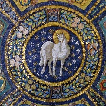 Jezus Kristus kot Jagnje Božje, mozaik iz bazilike San Vitale, 6. stoletje, Ravena <em>Foto: https://commons.wikimedia.org/wiki/File:Lamb_of_God_and_angeles._Detail_of_the_apse_ceiling_mosaic_i</em>