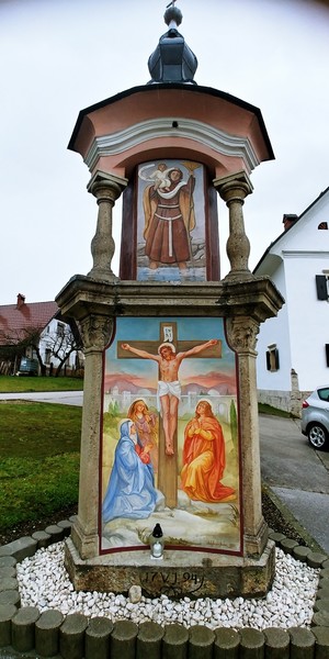 Znamenje na Suhi, freski s prizoroma Kristusa na križu (spodaj) in sv. Krištofa z Jezuščkom (zgoraj), slikarije je obnovil Nikolaj Mašukov leta 2018.