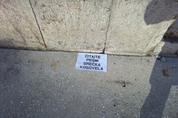 Martekova intervencija v Škofji Loki: »Čitajte Srečka Kosovela«, 2025 <em>Foto: Fotoarhiv Darka Simičića</em>