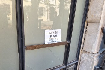 Martekova intervencija v Škofji Loki: »Čitajte Srečka Kosovela«, 2025 <em>Foto: Fotoarhiv Darka Simičića</em>