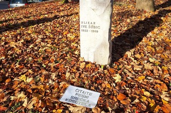 Martekova intervencija v Škofji Loki: »Čitajte Srečka Kosovela«, 2025 <em>Foto: Fotoarhiv Darka Simičića</em>