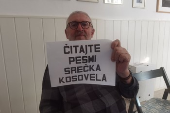 Martekova intervencija v Škofji Loki: »Čitajte Srečka Kosovela«, 2025 <em>Foto: Fotoarhiv Darka Simičića</em>