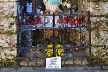 Martekova intervencija v Škofji Loki: »Čitajte Srečka Kosovela«, 2025 <em>Foto: Fotoarhiv Darka Simičića</em>