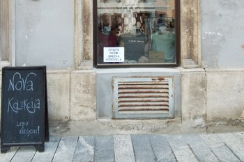 Martekova intervencija v Škofji Loki: »Čitajte Srečka Kosovela«, 2025 <em>Foto: Saša Šimpraga</em>