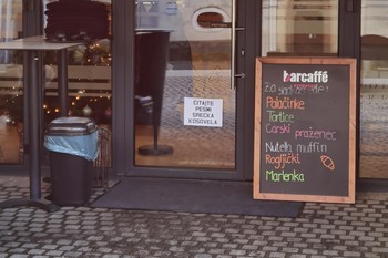 Martekova intervencija v Škofji Loki: »Čitajte Srečka Kosovela«, 2025 <em>Foto: Saša Šimpraga</em>