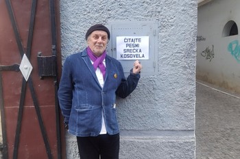 Martekova intervencija v Škofji Loki: »Čitajte Srečka Kosovela«, 2025 <em>Foto: Saša Šimpraga</em>