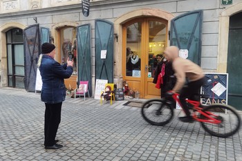 Martekova intervencija v Škofji Loki: »Čitajte Srečka Kosovela«, 2025 <em>Foto: Saša Šimpraga</em>