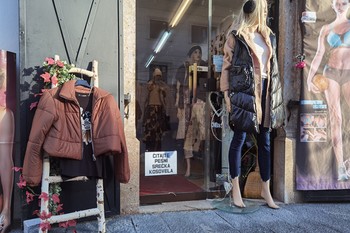 Martekova intervencija v Škofji Loki: »Čitajte Srečka Kosovela«, 2025 <em>Foto: Saša Šimpraga</em>