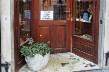 Martekova intervencija v Škofji Loki: »Čitajte Srečka Kosovela«, 2025 <em>Foto: Saša Šimpraga</em>