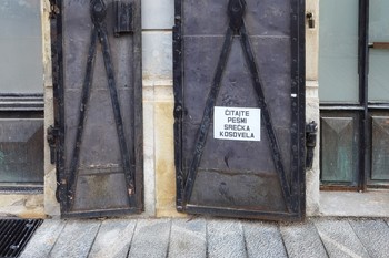 Martekova intervencija v Škofji Loki: »Čitajte Srečka Kosovela«, 2025 <em>Foto: Saša Šimpraga</em>