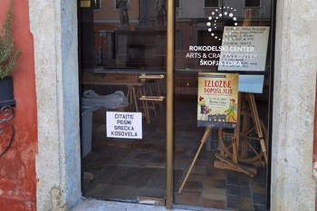 Martekova intervencija v Škofji Loki: »Čitajte Srečka Kosovela«, 2025 <em>Foto: Saša Šimpraga</em>