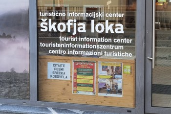 Martekova intervencija v Škofji Loki: »Čitajte Srečka Kosovela«, 2025 <em>Foto: Saša Šimpraga</em>