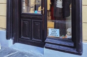 Martekova intervencija v Škofji Loki: »Čitajte Srečka Kosovela«, 2025 <em>Foto: Saša Šimpraga</em>