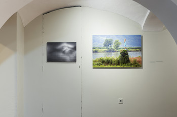 Levo: Smučarski tek, 2021. Desno: Kip Melanie Trump, 2019. <em>Foto: Lucija Rosc</em>