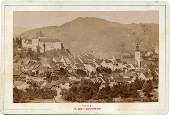 Škofja Loka in Škofjeloški grad z osrednjim stolpom skozi objektiv fotografa Benedikta Lergetporerja, pred 1892. <em>Foto: Fototeka Loškega muzeja</em>