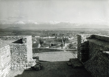 Stolp na Kranclju po zaključku izkopavanj leta 1955. <em>Foto: Fototeka Loškega muzeja</em>