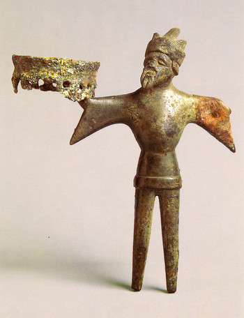 Svečnik v podobi srednjeveškega služabnika. <em>Foto: Fototeka Loškega muzeja</em>