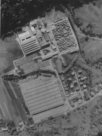 Tovarna Alples v Železnikih iz zračne perspektive leta 1971 (Selška dolina). <em>Foto: Tone Mlakar</em>