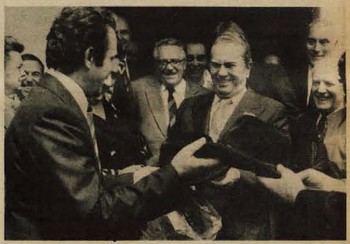 Ko je leta 1977 Josip Broz Tito obiskal Dražgoše, mu je Miro Pinterič v imenu kolektiva Šešir podaril dva klobuka. Glas, Glasilo Socialistične zveze delovnega ljudstva za Gorenjsko, 6. 5. 1977. <em>Foto: Fototeka Loškega muzeja</em>