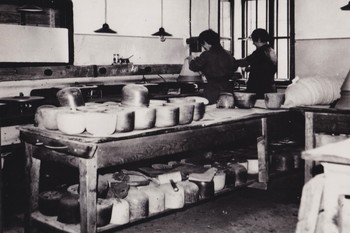 Šešir – ročno kosmatenje tulcev <em>Foto: Fototeka Loškega muzeja</em>