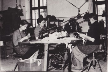 Sešivanje podlage na transmisijske stroje do 1959 <em>Foto: Fototeka Loškega muzeja</em>