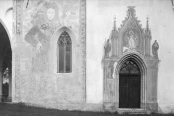 Bolfgangov Krištof in Gosarjeva poslikava okoli južnega portala. <em>Foto: Tone Mlakar (Loški muzej Škofja Loka)</em>