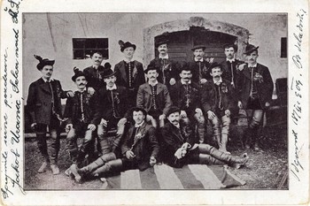 2.	Skupina moških iz Selc v Selški dolini, oblečenih v narodno nošo, 1909. Hrani Loški muzej Škofja Loka
