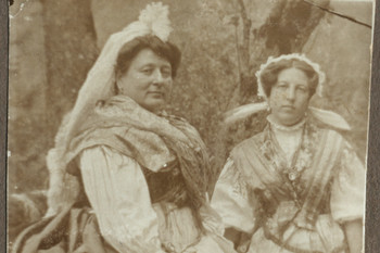 1.	Franja Tavčar, rojena Košenini, s hčerko Pipo na sejmu pri sv. Volbenku v Poljanski dolini, okoli 1910. ZAL-Enota v Škofji Loki.