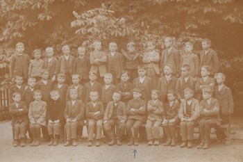 Učenci loške Deške ljudske šole, pred letom 1914