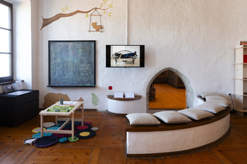 Priročnik Tomaža Furlana, videogledalnica v Muzejski dnevni sobi <em>Foto: Lucija Rosc</em>