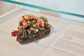A heart decorated with artificial flowers (flowers made of paper, cloth, wax, wire). In Škofja Loka and Stara Loka, such hearts were gifted to the priest who officiated the wedding or to one s sweetheart. Ivan Tavčar, a well-known Slovenian writer, described such a heart in his story Cvetje v jeseni (1917). <em>Photo: Janez Pelko</em>