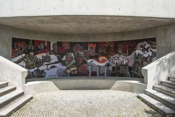 Dražgoška bitka, 1976, mozaik, Dražgoše, 200 x 800 cm, arhitekt: Boris Kobe, kipar: Stojan Batič, mozaik so izdelali v delavnici mozaičnega mojstra Alfia Tambossa. <em>Foto: zelezniki.si</em>