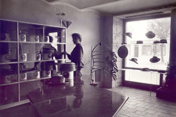 Trgovina Šešir na Mestnem trgu v Škofji Loki leta 1956. <em>Foto: Tone Mlakar, fototeka Loškega muzeja</em>