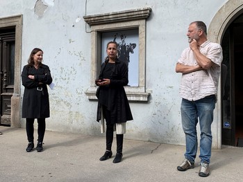 Barbara Sterle Vurnik, kustosinja razstave, Saša Nabergoj, direktorica Loškega muzeja, in Janez Jocif, kustos razstave. <em>Foto: Fototeka Loškega muzeja</em>