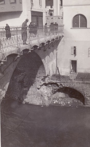 Ob umiku jugoslovanske vojske so 10. aprila 1941 v Škofji Loki razstrelili vse mostove, razen kapucinskega, ki pa je bil močno poškodovan (hrani Loški muzej Škofja Loka). <em>Foto: Fototeka Loškega muzeja</em>