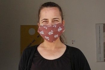 Muzejska maska, izdelana iz bombažne rutke in elastik. <em>Foto: Fototeka Loškega muzeja</em>