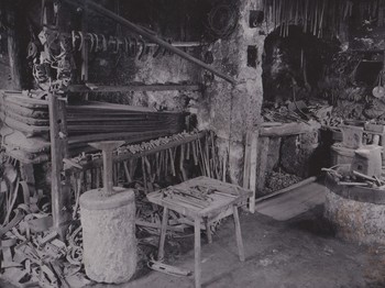 Notranjščina Bičkove delavnice na Studencu, zraven Pepetove žage, 1955 <em>Foto: Tone Mlakar, hrani Loški muzej Škofja Loka</em>