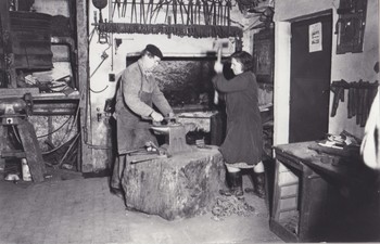 Žena pomaga možu pri kovanju, 1985 <em>Foto: Mišo Pavlovec, hrani Loški muzej Škofja Loka</em>