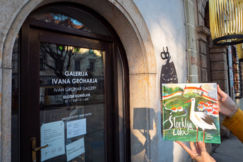 Slikanica Štorklja Loka pred Galerijo Ivana Groharja <em>Foto: Damir Grbanović</em>