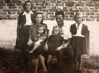 Z leve: Marjanca Čadež, mama Katarina Čadež s Silvo v naročju, oče Franc Čadež z Marto v naročju, Olga Čadež. <em>Foto: Zasebna last</em>