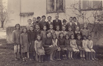 Učiteljica Julija Bernik z učenci v Čadražah na Dolenjskem, okoli 1950. <em>Foto: zasebni arhiv</em>