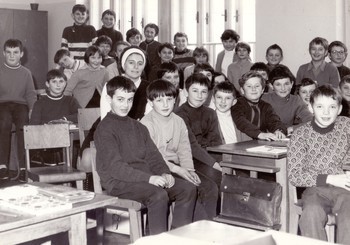 Učiteljica Bogomila Krvina z učenci. OŠ Peter Kavčič, okoli 1970. <em>Foto: zasebni arhiv</em>