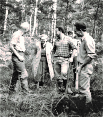 Doroteja Gorišek (druga z leve) pri ogledu terena arheološkega izkopavanja v Godeških dobravah pri Retečah, oktober 1958. <em>Foto: Fototeka Loškega muzeja</em>