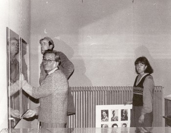 Marija Kalan, direktor Andrej Pavlovec in hišnik Tone Maček pri pripravi občasne razstave O tehnikah in tiskarnah med drugo svetovno vojno na Loškem, 1980. Hrani Loški muzej Škofja Loka. <em>Foto: Fototeka Loškega muzeja</em>