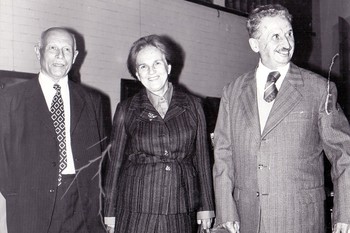 Marija Jamar Legat v družbi dr. Pavleta Blaznika (levo) in prof. Franceta Planine (desno), 1979. Hrani Loški muzej Škofja Loka. ©Fototeka Loškega muzeja