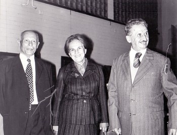 Marija Jamar Legat v družbi dr. Pavleta Blaznika (levo) in prof. Franceta Planine (desno), 1979. Hrani Loški muzej Škofja Loka. <em>Foto: Fototeka Loškega muzeja</em>